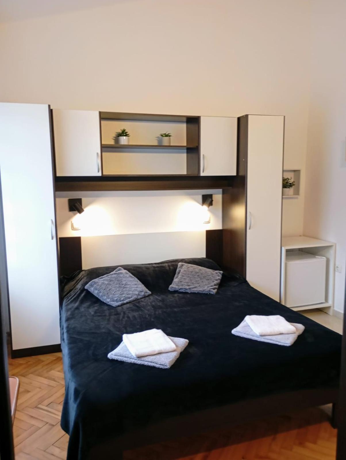Rooms Helena Krk Town Exterior photo