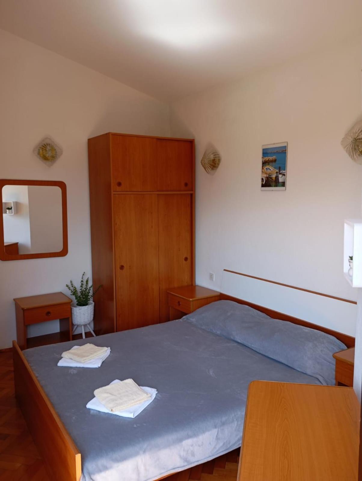 Rooms Helena Krk Town Exterior photo